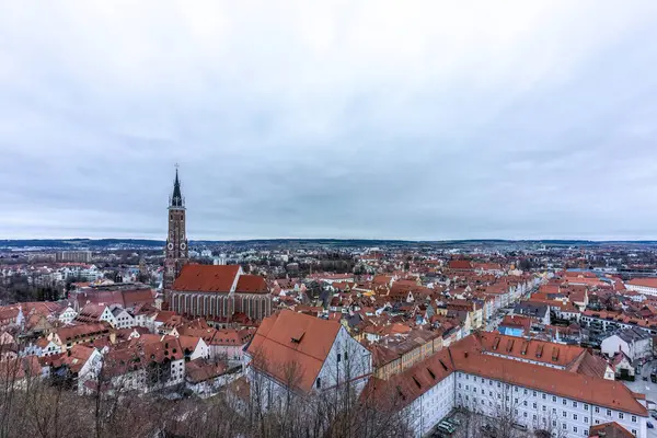 Şehir üzerinde çatı manzarası, aşağı bavyera, bulutlu bir günde Almanya