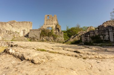 Dvigrad 'ın ortaçağ kalıntıları, Hırvatistan' ın Istria kentindeki terk edilmiş taş şehir