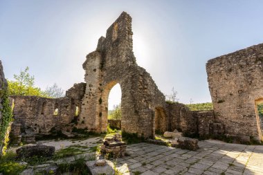 Dvigrad 'ın ortaçağ kalıntıları, Hırvatistan' ın Istria kentindeki terk edilmiş taş şehir