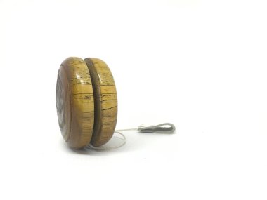 Katı ahşaptan yapılmış ahşap yoyo beyaz arka planda izole edilmiş.