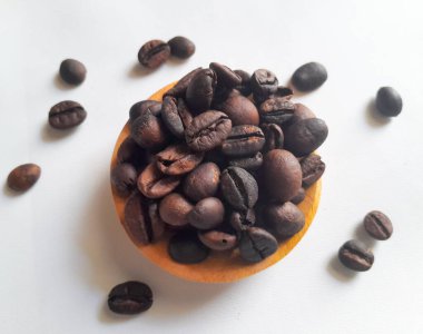 Kahve çekirdekleri ve kızarmış kahve çekirdekleri.