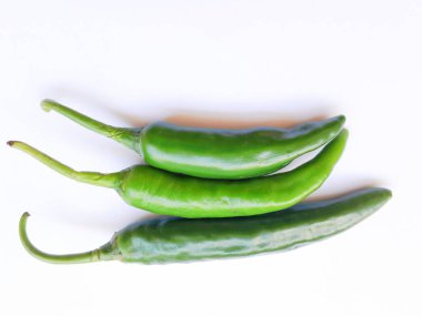 Beyaz arkaplanda yeşil biber