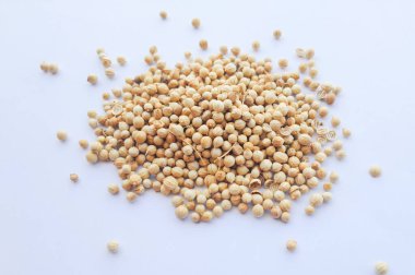 Beyaz arka planda kakule.