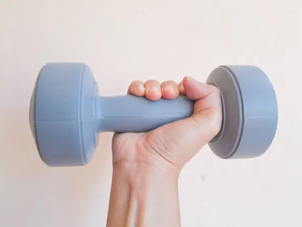Spor salonunda kadın el kaldırma zili.