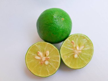 Beyaz arka planda limon, limon ve yeşil limon.