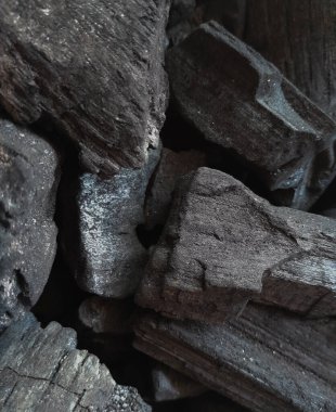 beyaz arkaplanda kömür