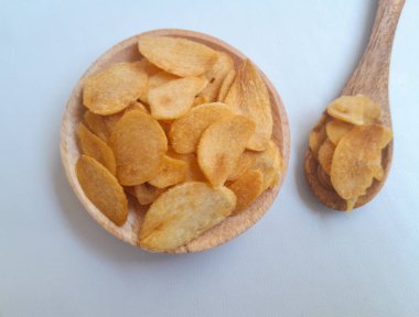 Soğan cipsi ve kaşık