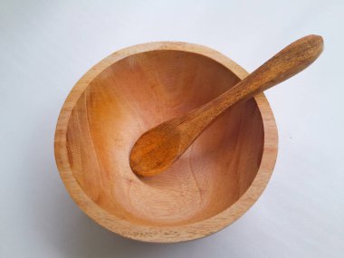 Boş tahta kase beyaz bir masada..