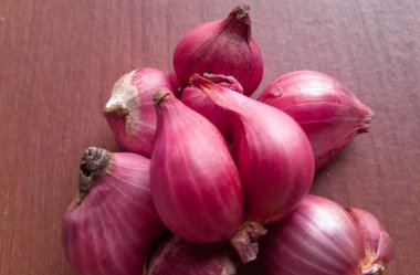 Ahşap arka plan üzerinde kırmızı soğan