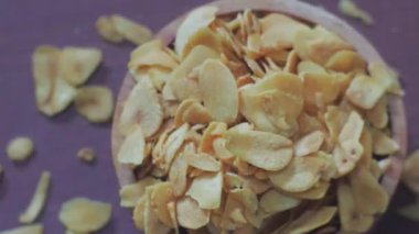 Sarımsaklı cips, kızarmış sarımsak, sağlıklı beslenme ve yiyecek.