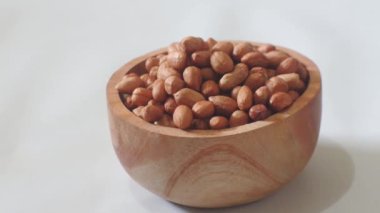 Beyaz arka plan üzerinde izole kase fındık