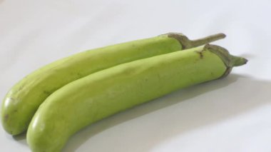 Beyaz arkaplanda patlıcan