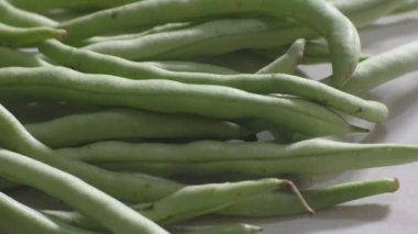 Beyaz arkaplanda yeşil fasulye