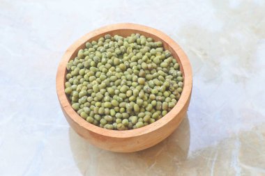 Masadaki yeşil bezelyeler