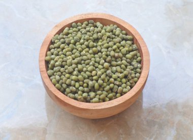 Tahta bir kasede yeşil bezelyeler