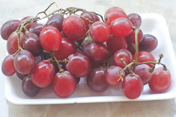 beyaz arkaplanda kırmızı üzüm
