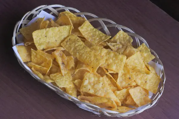 bir cam kase cips