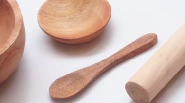 Tahta kaplar, kaşık, çatal, kaşık ahşap arka planda.