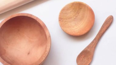 Ahşap mutfak aletleri ve kaşık.