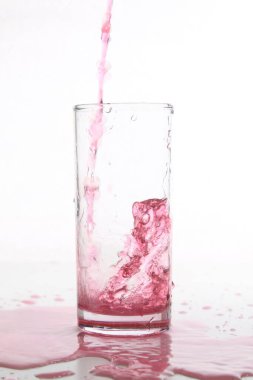 Bir kadehte pembe şarap damlası