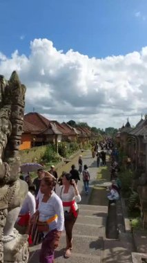 Tapınakta yürüyen insanlar.