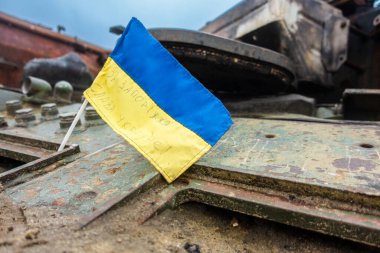 Yok edilmiş bir Rus tankında Ukrayna bayrağı. Zaporozhye bayrağındaki yazı, Ukrayna 'ya şan olsun..