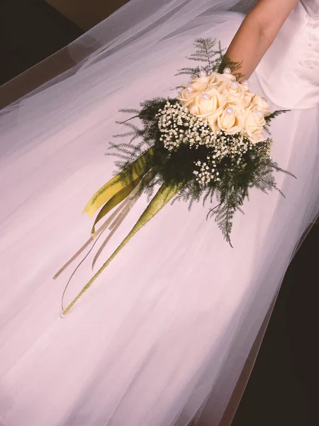 Наречена Весільним Букетом Фоні Білої Сукні — стокове фото