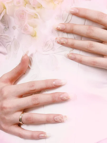 Dedos Femininos Com Unhas Longas Fundo Vestido Noiva — Fotografia de Stock