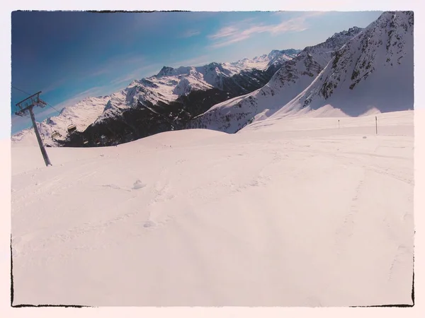 冬季滑雪场在雪地里的山脉滑雪升降 是的A 后处理 — 图库照片