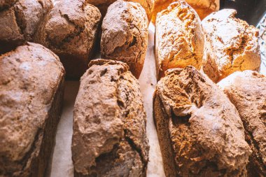 Taze pişmiş çavdar ekmeği. Tuğla şekli.