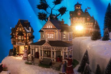 Kışın eski moda ahşap evlerin modelleri.