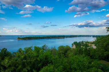 Ukrayna 'daki Dinyeper nehrinin güzel manzarası.