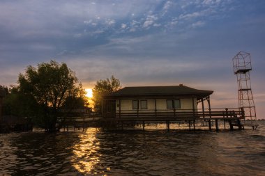 Sudaki ayaklıklarda ev