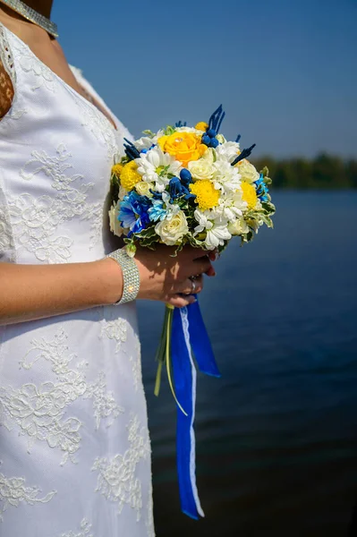Menyasszony Egy Csokor Sárga Fehér Kék Színekben — Stock Fotó