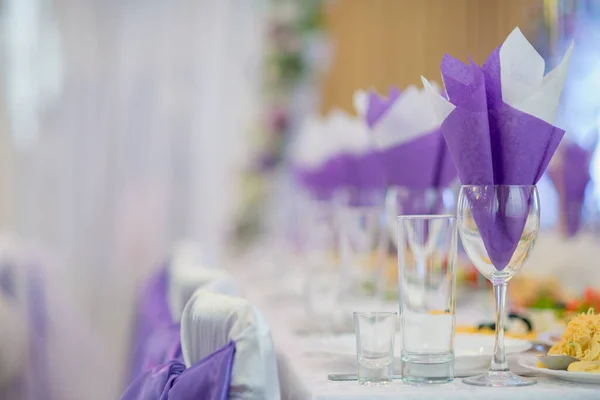 以紫色风格装饰的节日餐桌 — 图库照片