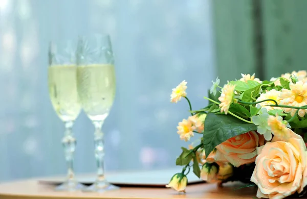 Желтые Розы Фоне Двух Бокалов Шампанского Розы Фокусе — стоковое фото
