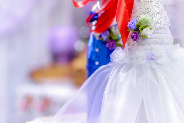 Esküvői Ruha Egy Üveg Pezsgőt Menyasszony Vőlegény — Stock Fotó