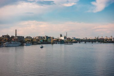 Kiey, Ukrayna - 12 Mayıs 2019 Dinyeper Nehri kıyısında Kyiv 'in görüntüsü.