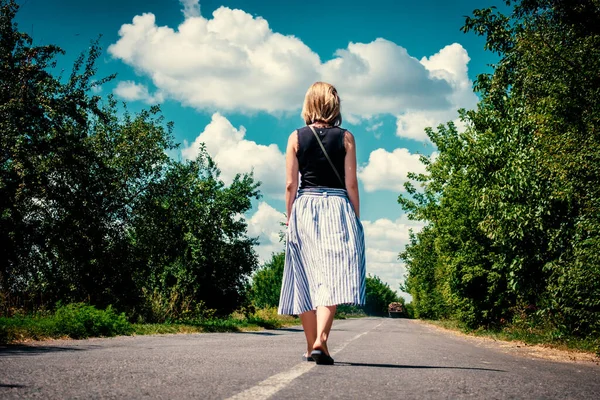 Жінка Літній Спідниці Йде Дорозі Відстань — стокове фото