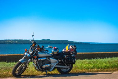 Retro motosiklet barajın oradaki nehrin yanında duruyor..