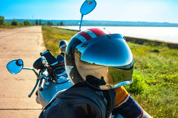 Helmet Motorcycle Standing Road River — Stock Photo, Image