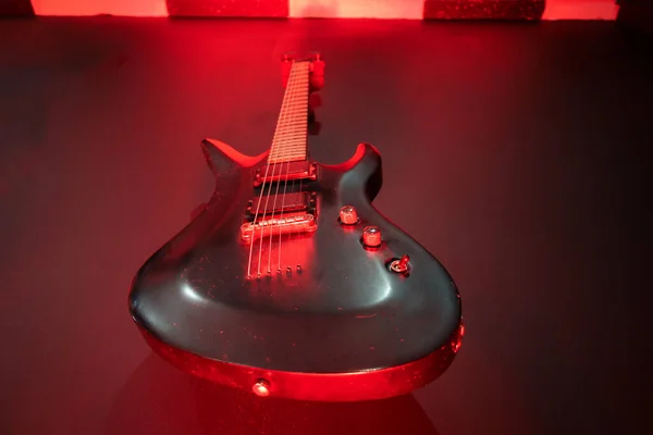 Guitare Électrique Dans Les Rayons Lumière Rouge — Photo