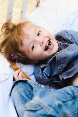 Komik bir kızın portresi.