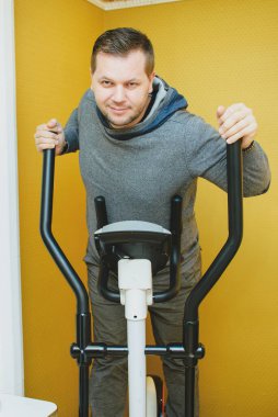 Yürümek için simülatördeki adam