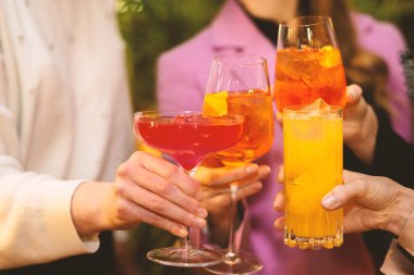 Kızlar bir partide birlikte kokteyl içiyorlar..