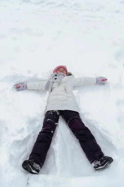 Meisje Liggend Sneeuw Met Armen Uitgestrekt Naar Zijkanten — Stockfoto