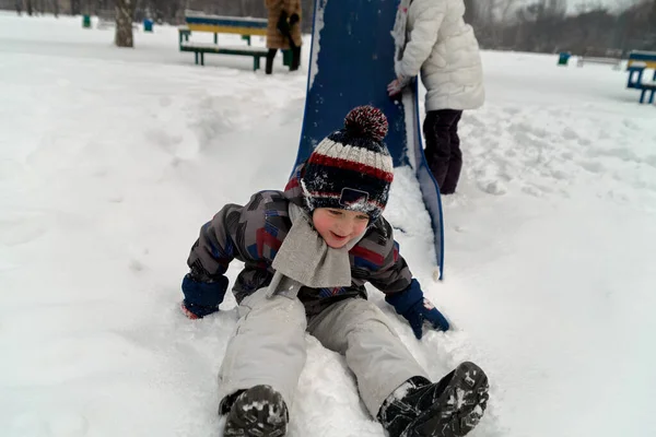 Chlapec Dětské Skluzavce Hřišti Zimě — Stock fotografie