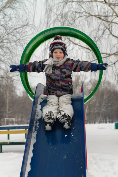 Jongen Kinderglijbaan Speelplaats Winter — Stockfoto
