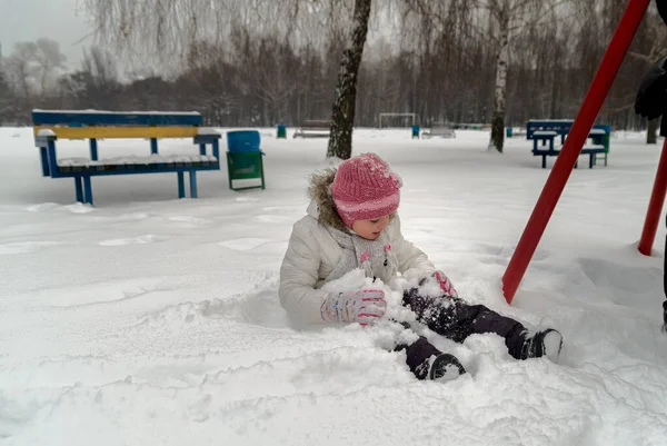 Het Meisje Valt Zelf Slaap Met Sneeuw Spelend Winter Speelplaats — Stockfoto