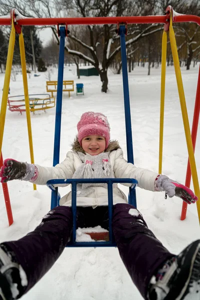 Meisje Een Schommel Het Winterpark — Stockfoto